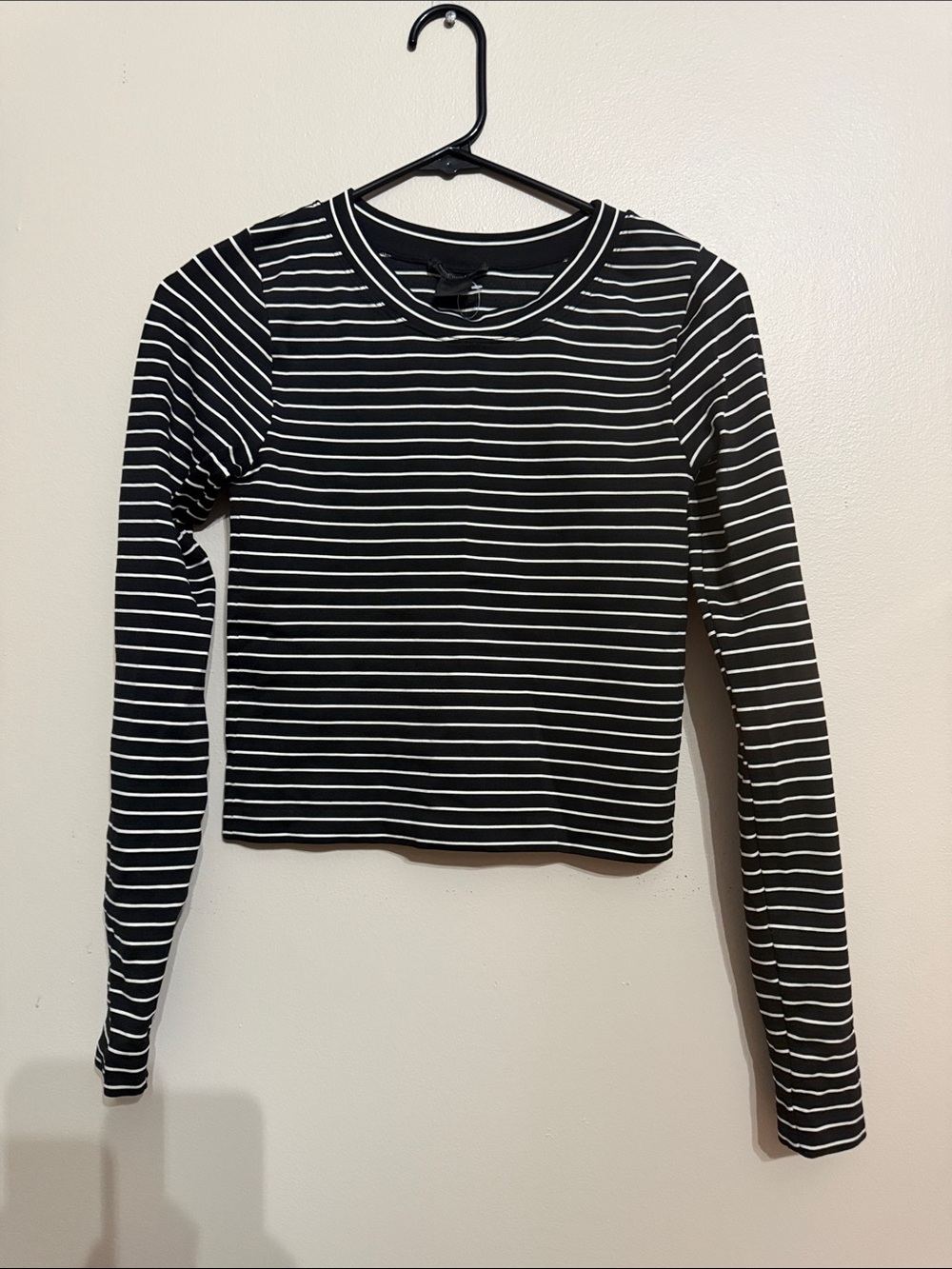 Striped Black & White Long-Sleeve Crop Top - Classic Casual size small